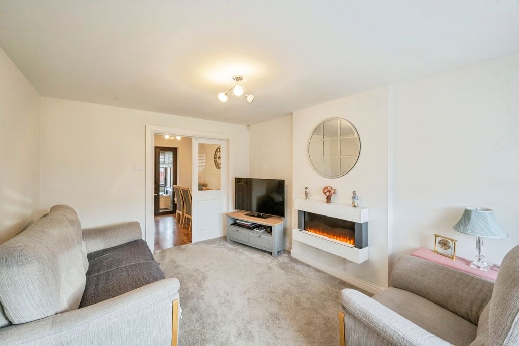 Property photo 2 of 16 Lounge