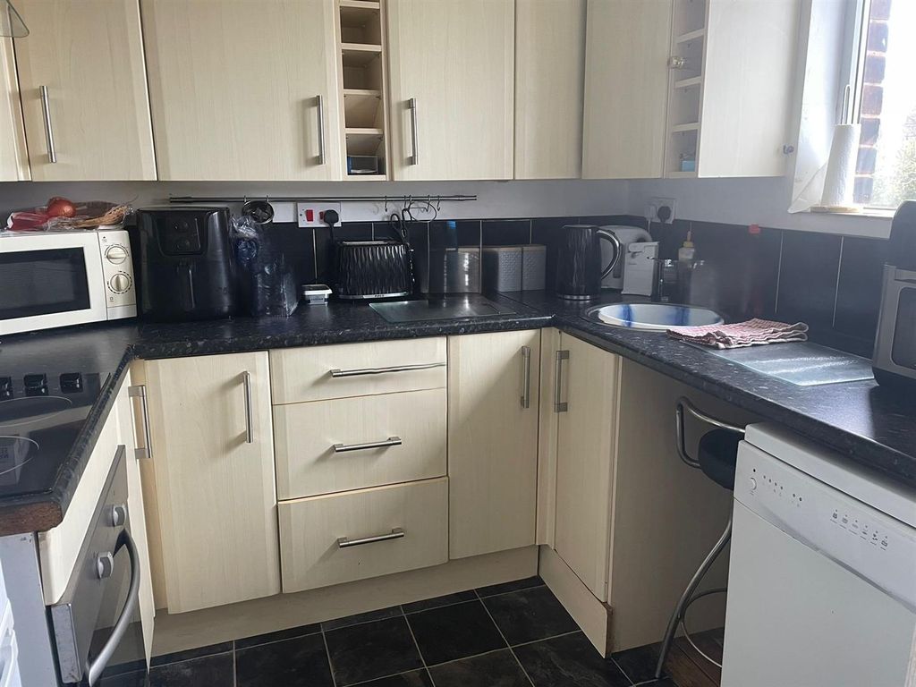 Property photo 3 of 6 Kitchen