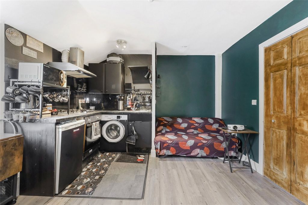 Property photo 3 of 13 Living Room/Kitchen