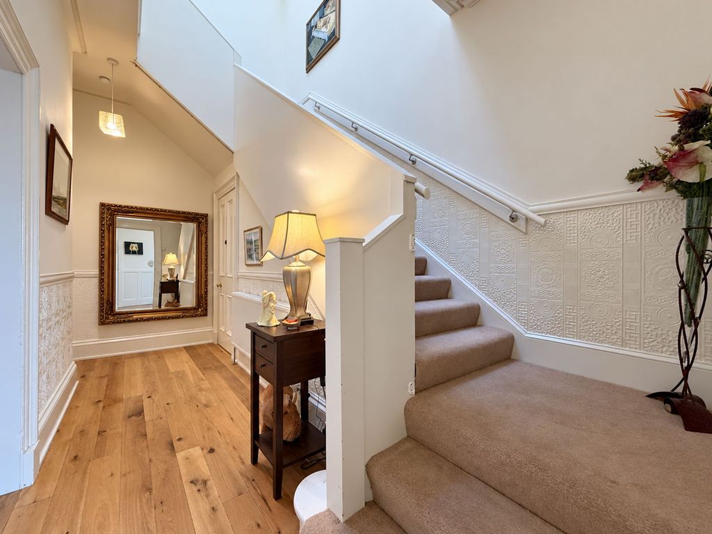 Property photo 2 of 31
