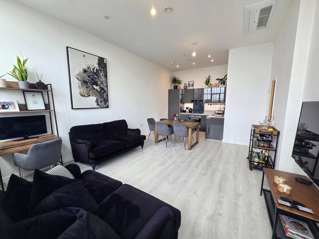 Property photo 3 of 16 Lounge