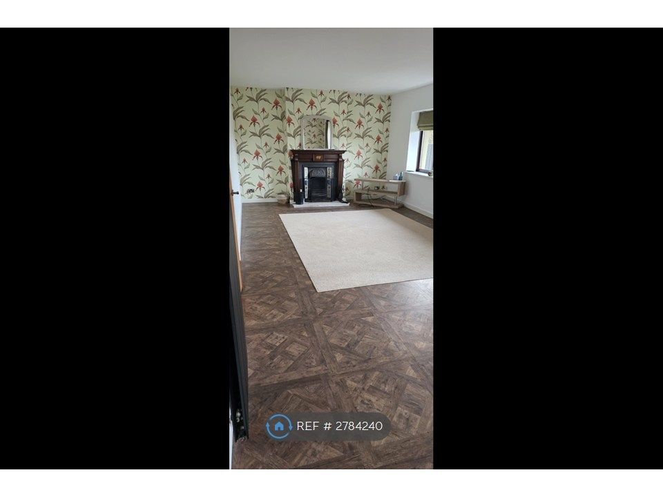 Property photo 2 of 34 Livingroom