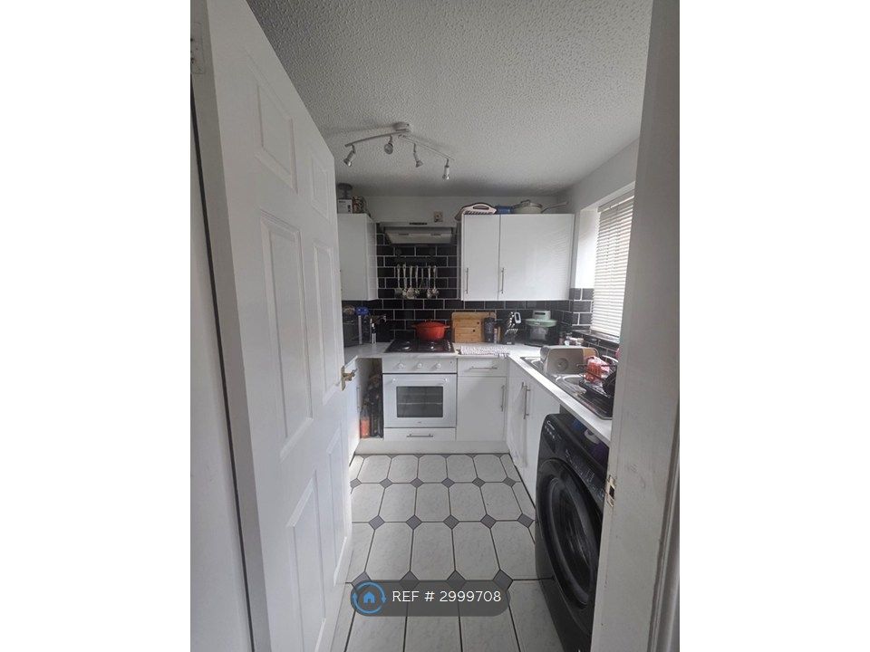 Property photo 3 of 25 Kitchen