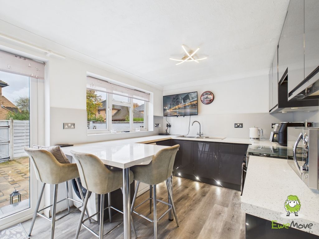 Property photo 2 of 27 Ewemove Estate Agents Basingstoke - Lea Close - Ki