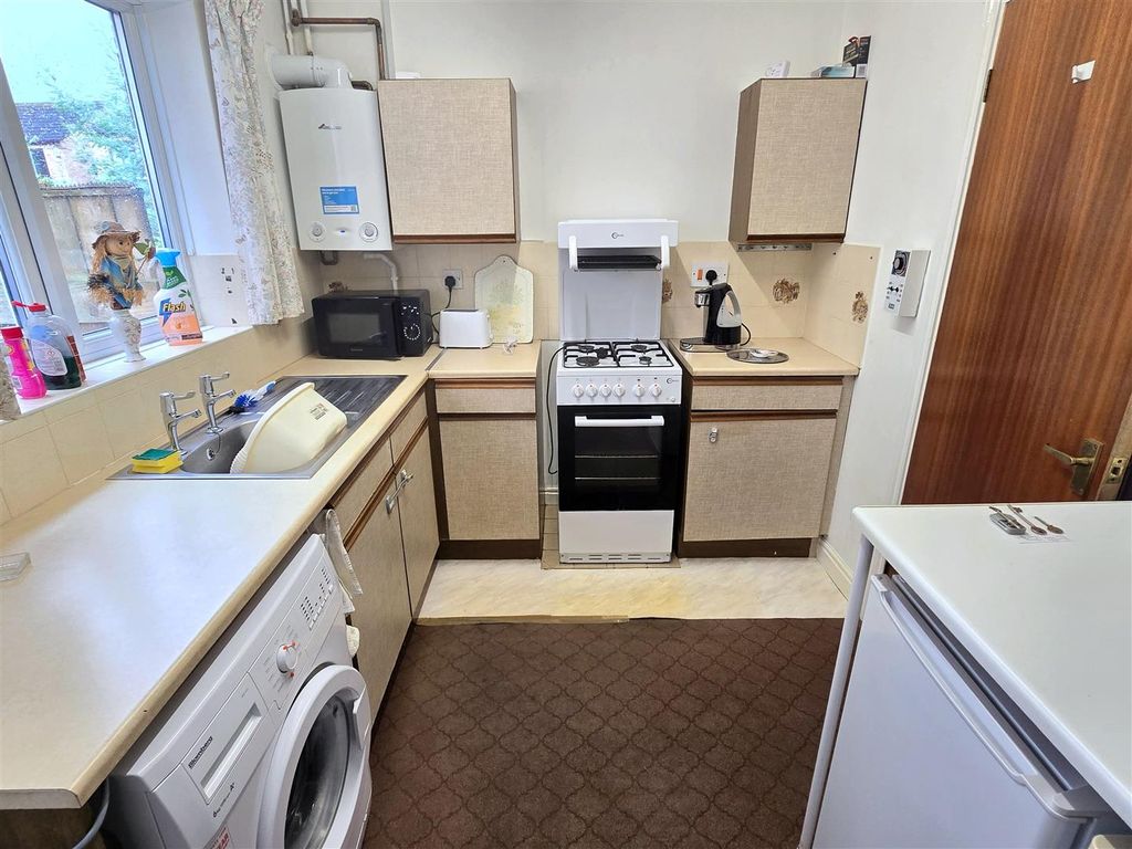 Property photo 3 of 10 Kitchen