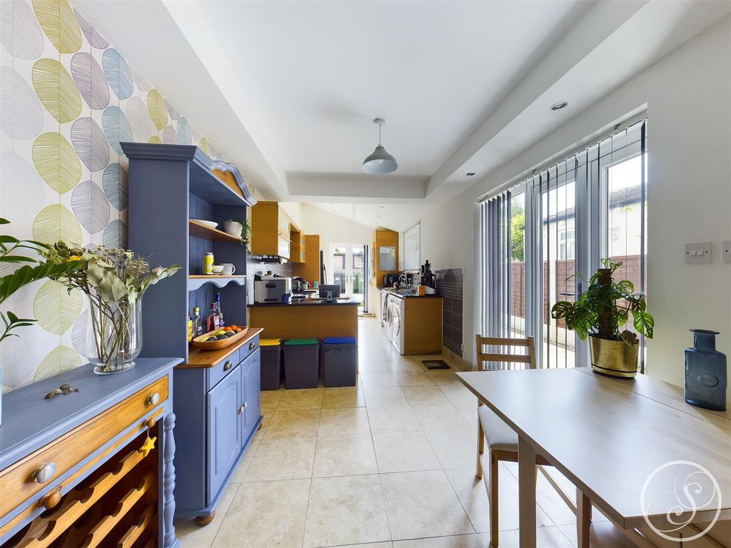 Property photo 3 of 17 Kitchen/Diner/Family Room