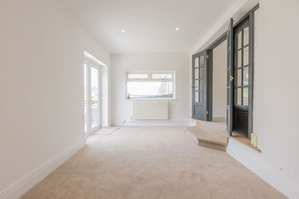 Property photo 3 of 33