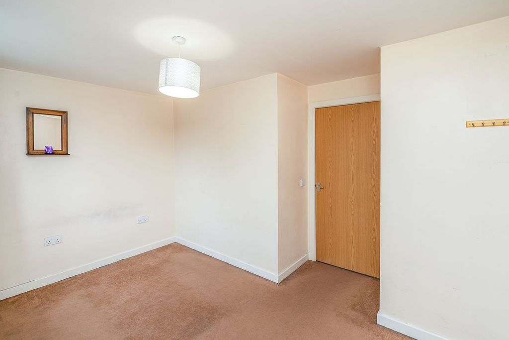 Property photo 3 of 8 Entrance Hall