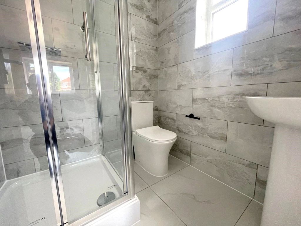 Property photo 3 of 12 Ensuite