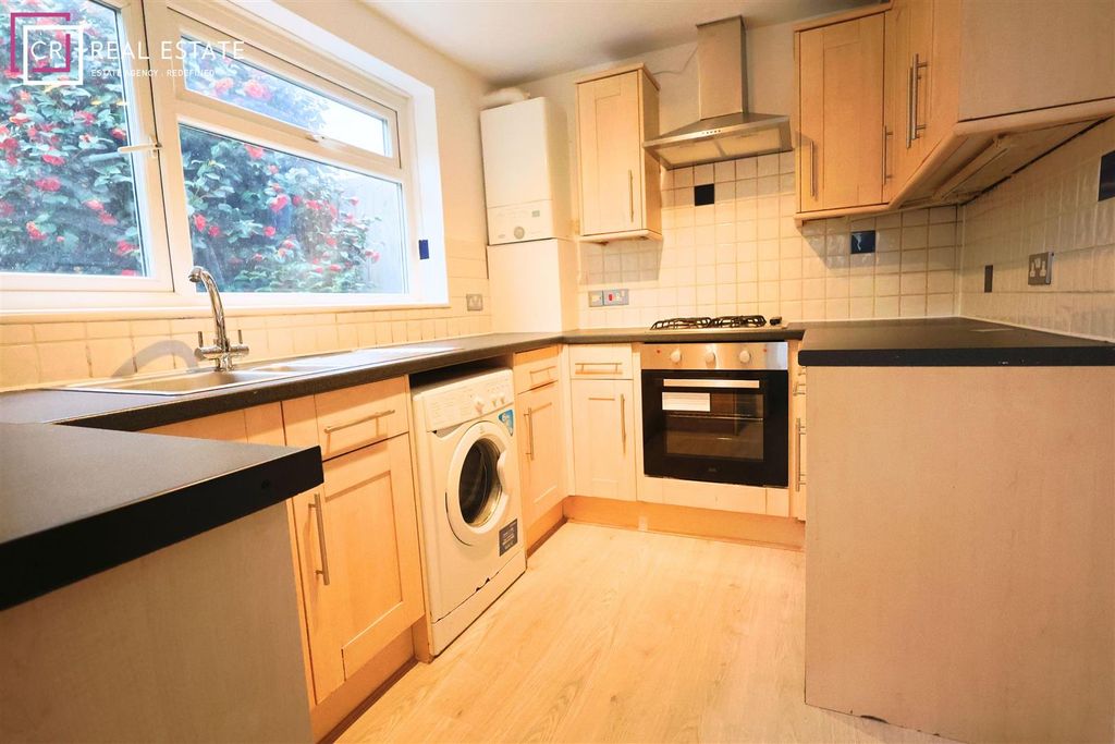 Property photo 3 of 9 Kitchen