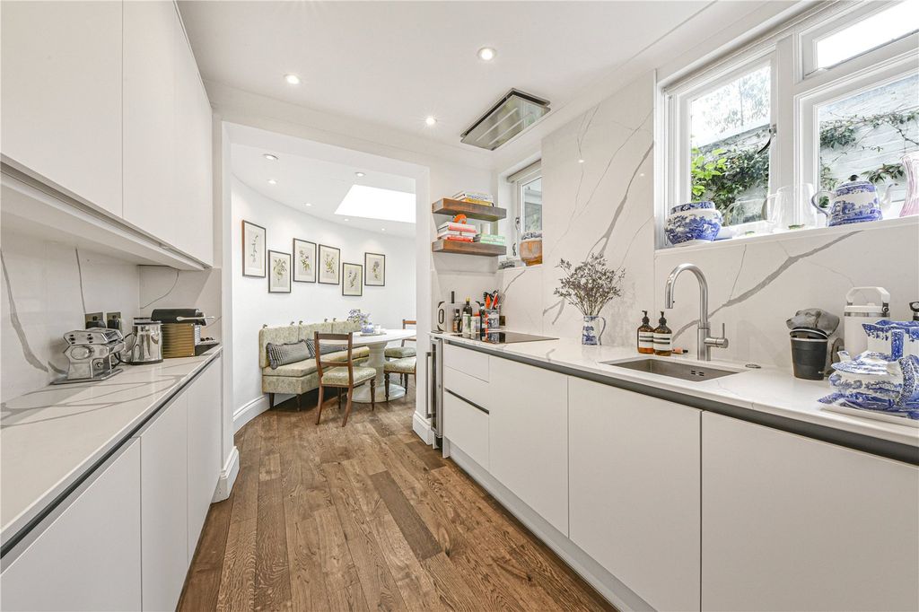 Property photo 3 of 11 Kitchen
