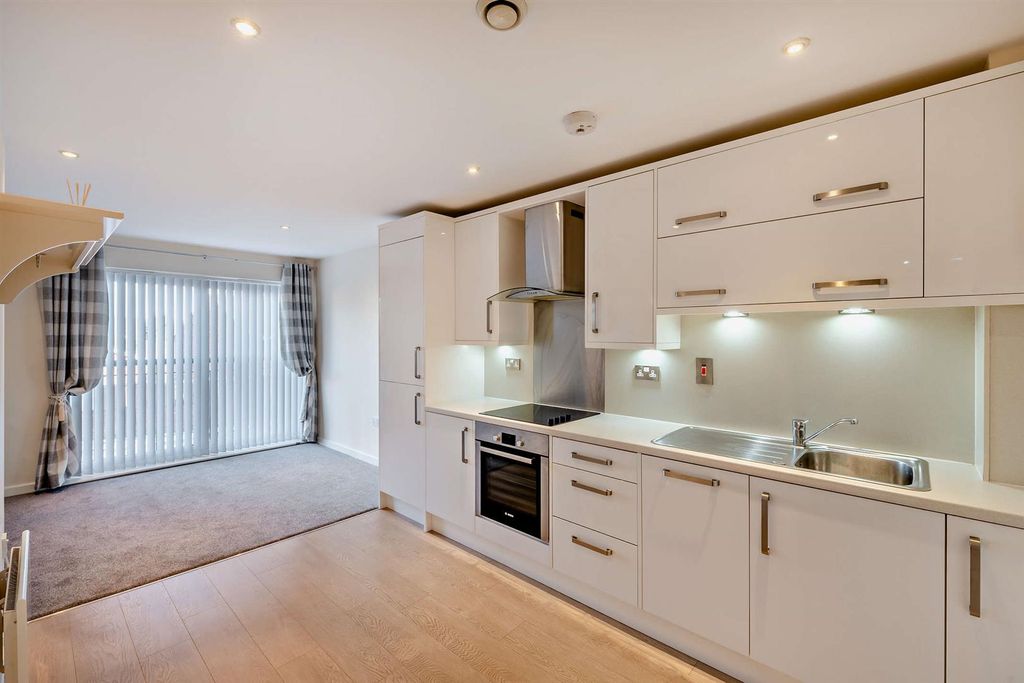 Property photo 3 of 9 8633060-Interior01-800.Jpg