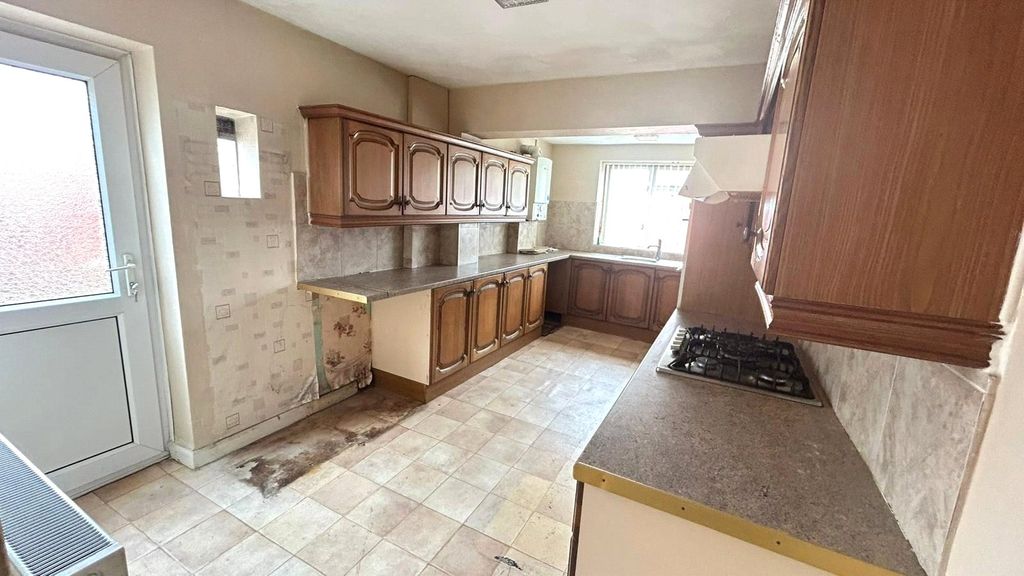 Property photo 3 of 21 Kitchen