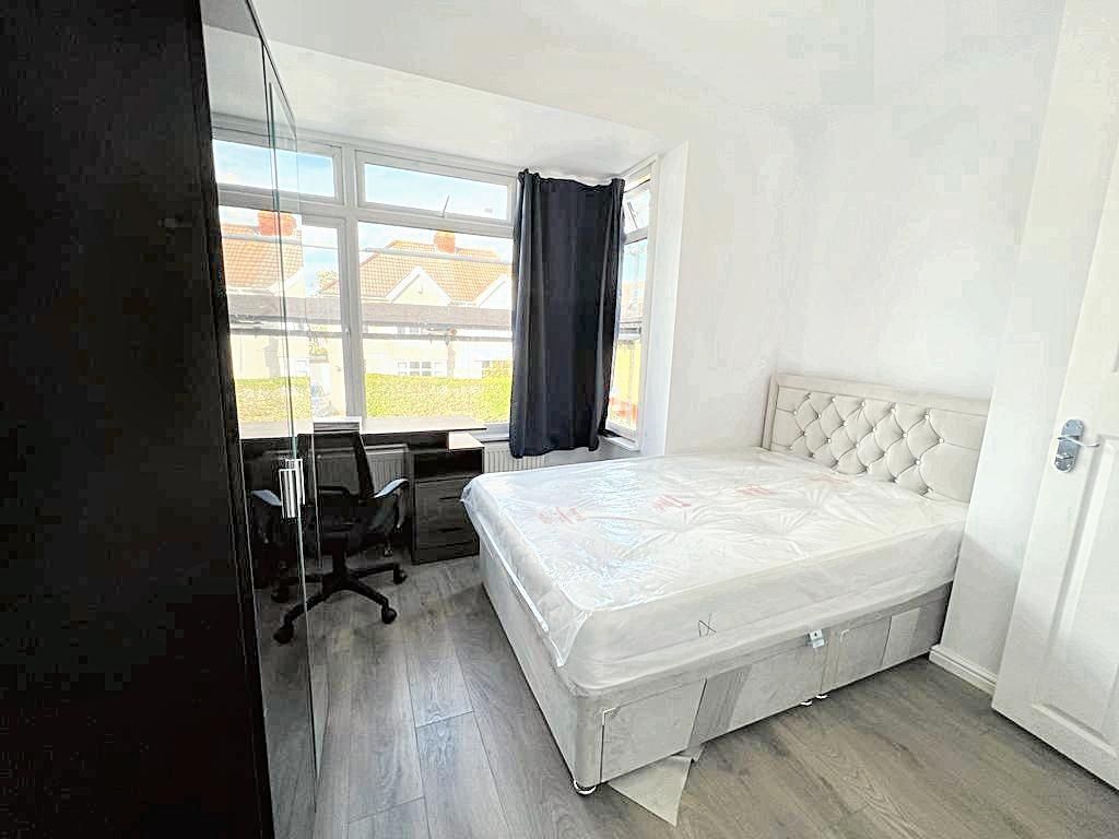 Property photo 1 of 14 Bright, Modern Double Bedroom With A Comfortable U...
