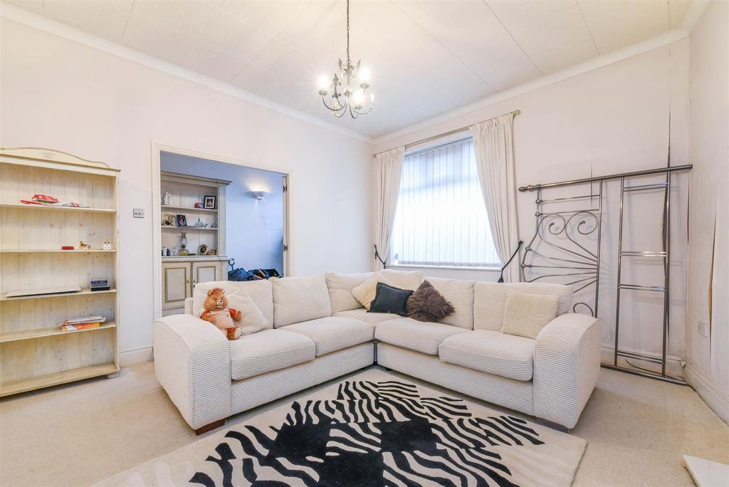 Property photo 2 of 31 Lounge