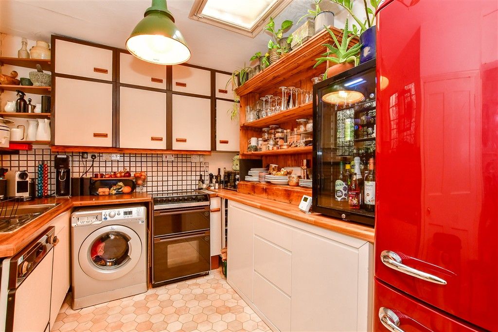 Property photo 3 of 8 Kitchen