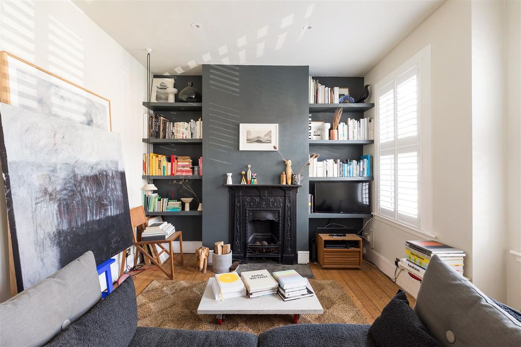 Property photo 2 of 27 Brettenham Road, E17