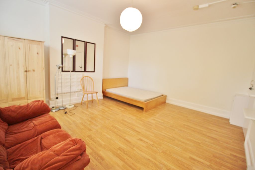 Property photo 2 of 5 Lounge / Bedroom