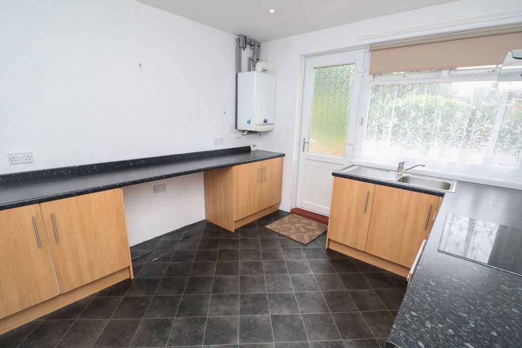 Property photo 3 of 9 Kitchen