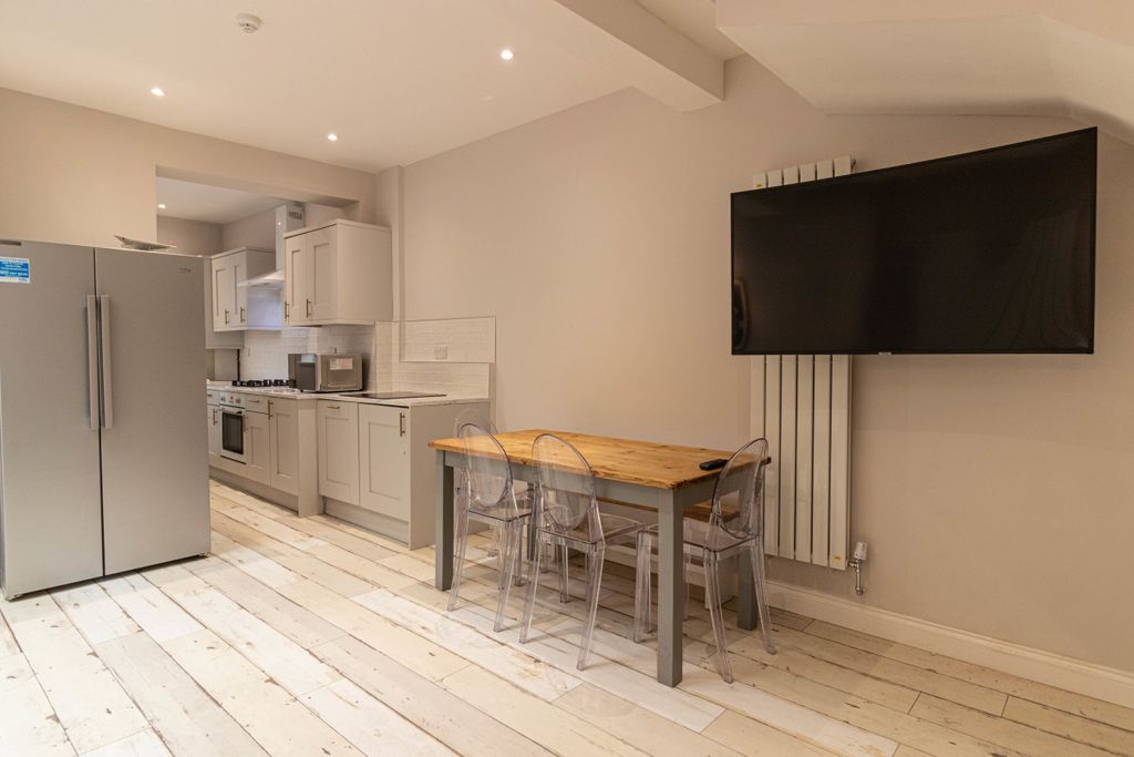 Property photo 1 of 6 61Lr Kitchen