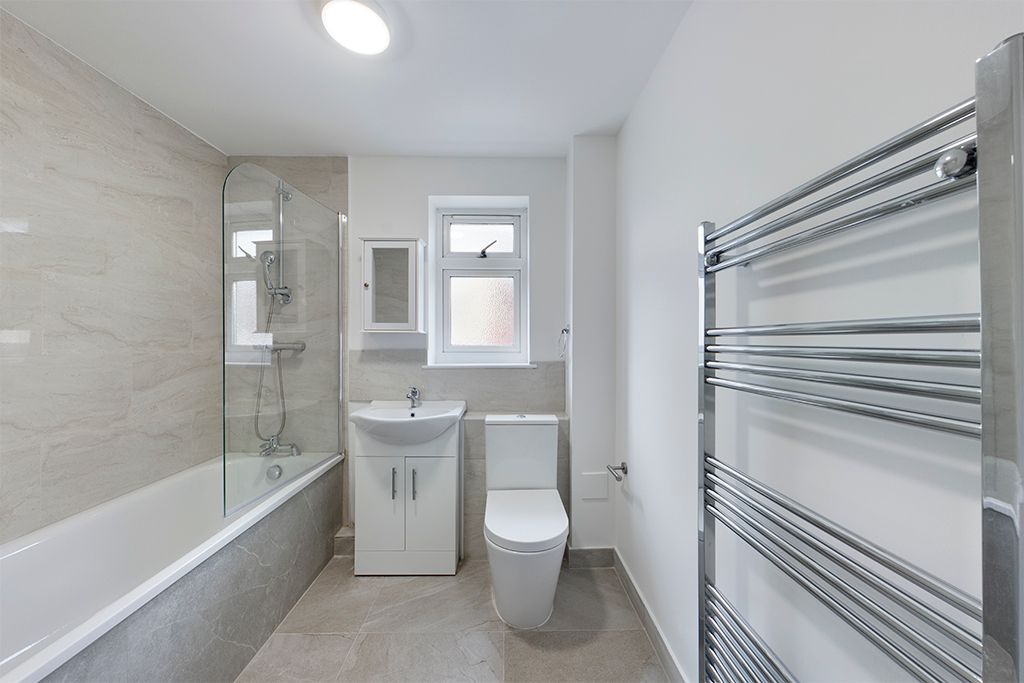 Property photo 3 of 25 Family Bathroom