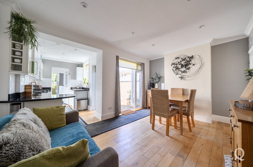 Property photo 3 of 18 B16d8360-8679-406...