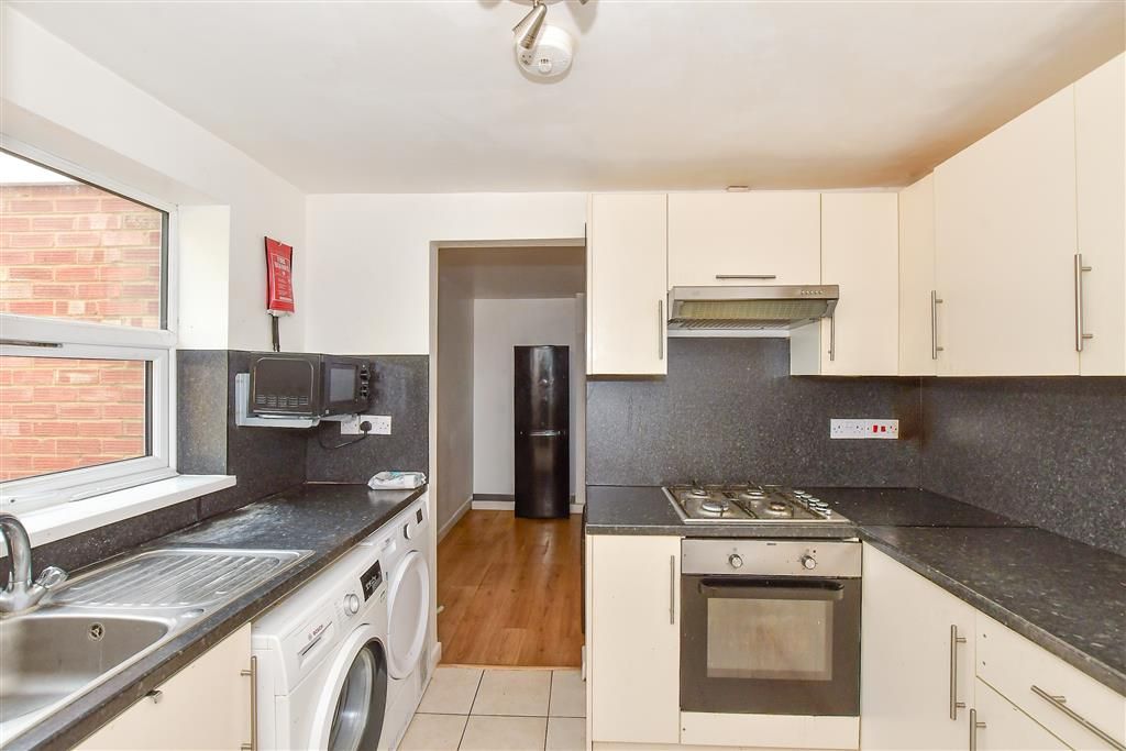 Property photo 3 of 8 Kitchen