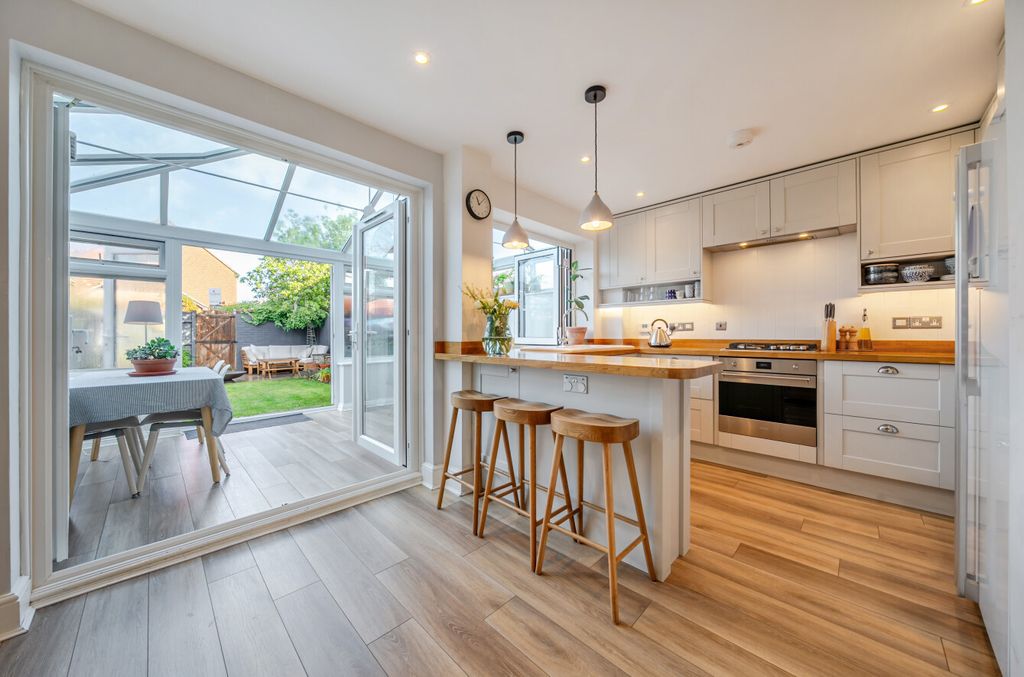 Property photo 2 of 14 1384605-27-692Edf...