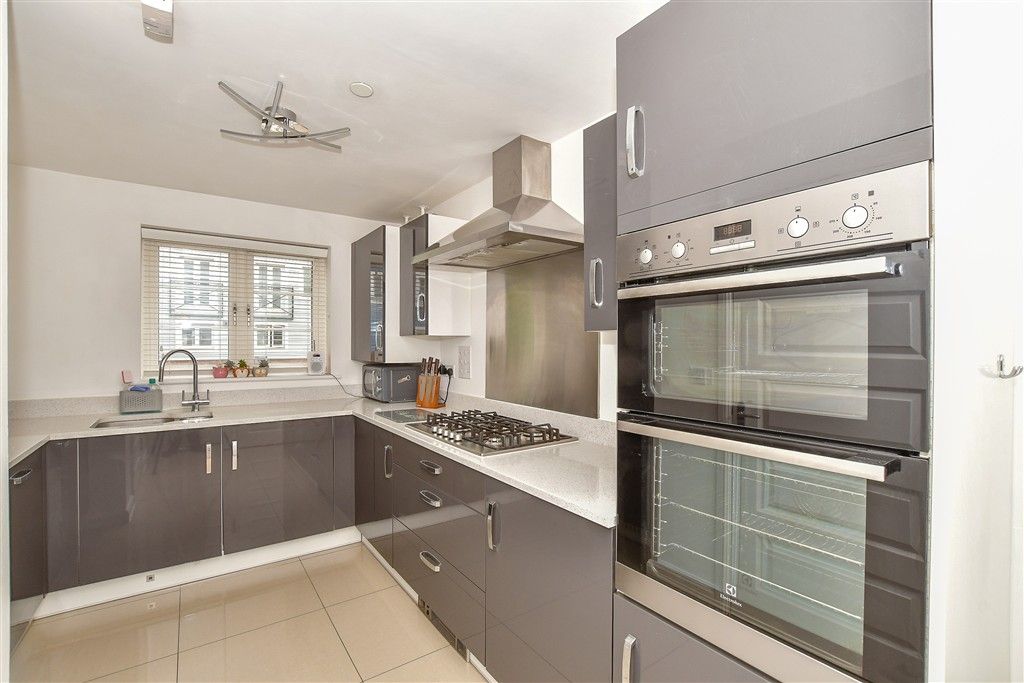 Property photo 2 of 19 Kitchen