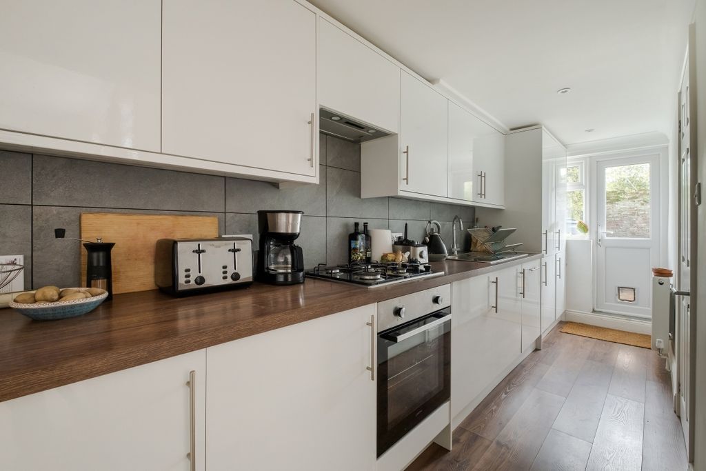 Property photo 3 of 11 Albion Road