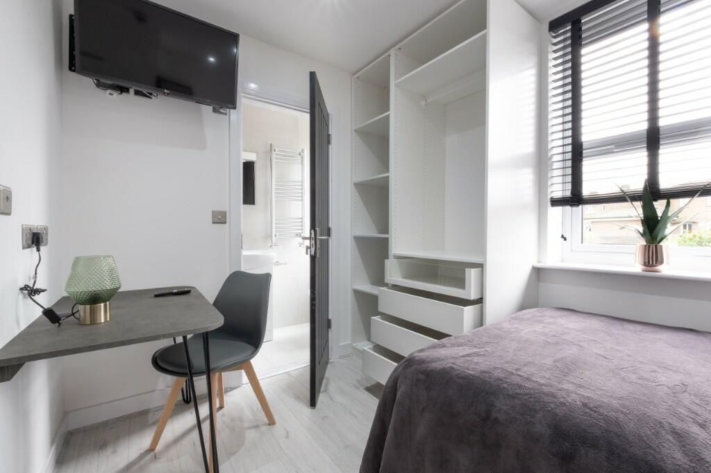 Property photo 2 of 11 A Modern And Well-Maintained Bedroom Featuring A c...