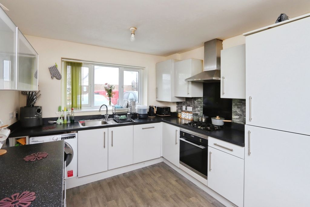 Property photo 3 of 19 Kitchen