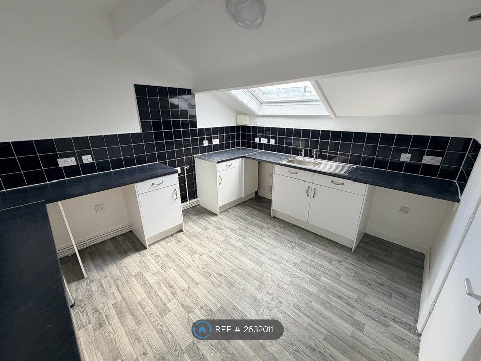 Property photo 3 of 12 Kitchen 1