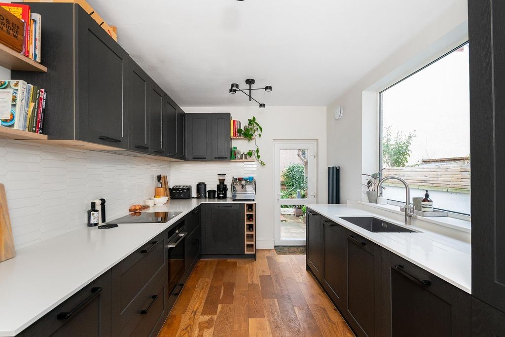 Property photo 3 of 37 8V8Ard - Kitchen E.Jpg