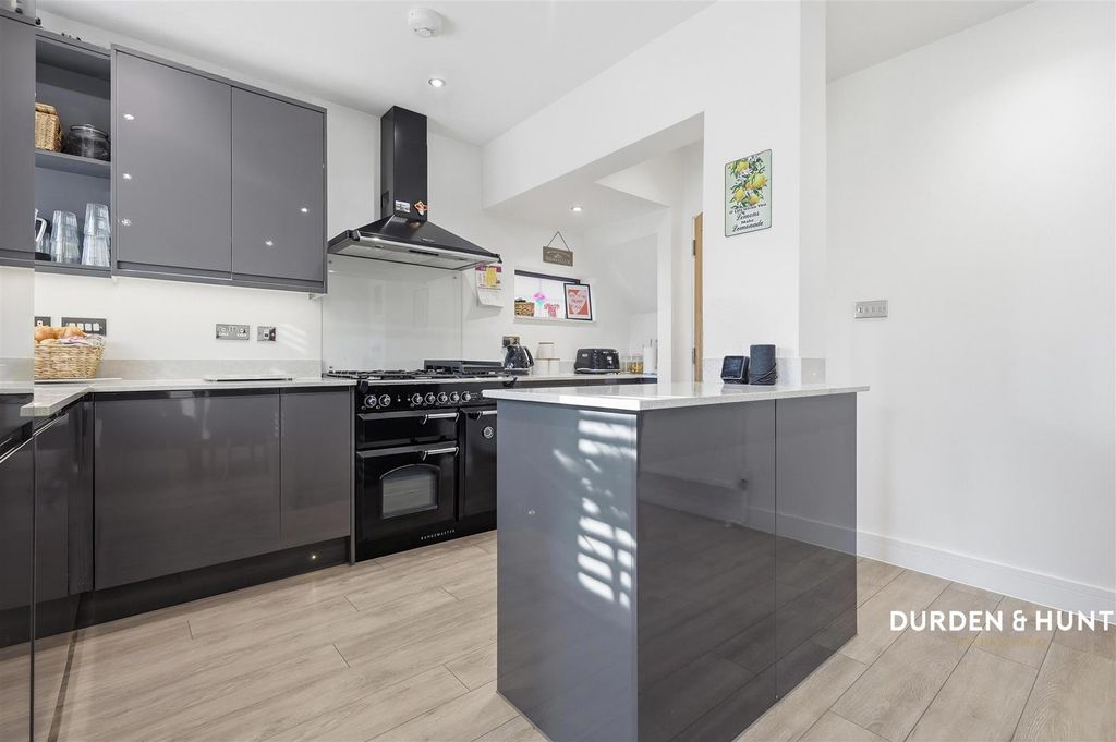 Property photo 3 of 25 Lympstone Close