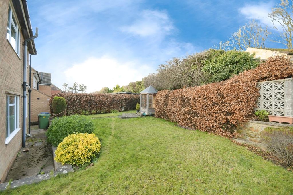 Property photo 3 of 15 Rear Garden 01.Jpg