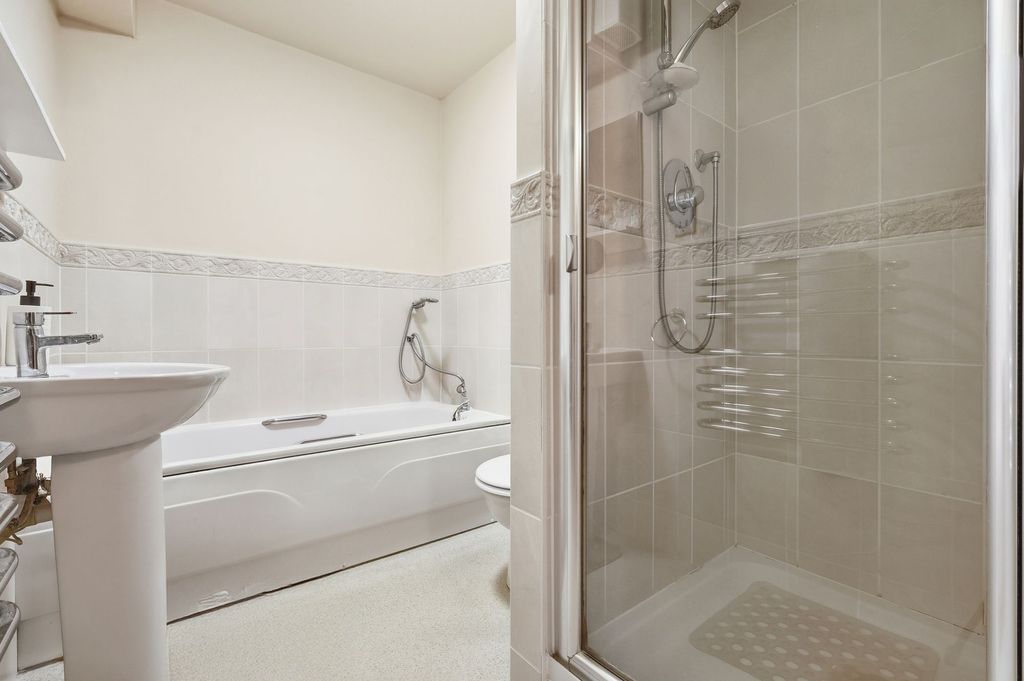 Property photo 3 of 16 Bathroom