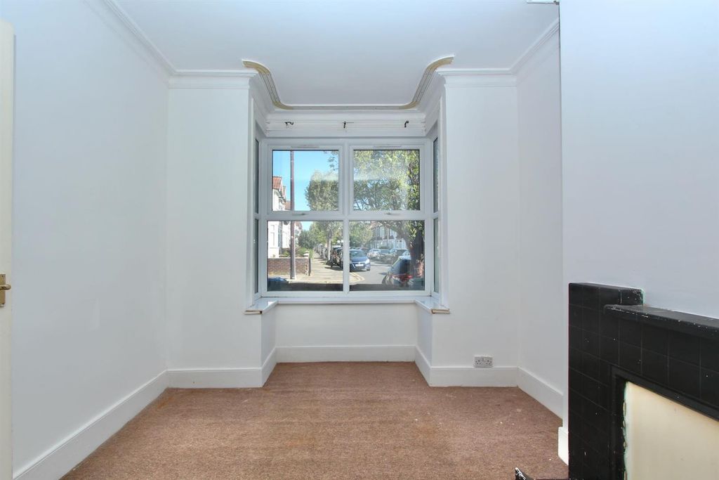 Property photo 2 of 19 Cross Road, En1