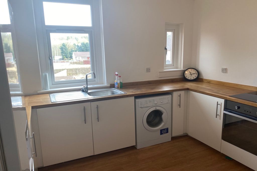 Property photo 3 of 10 Kitchen