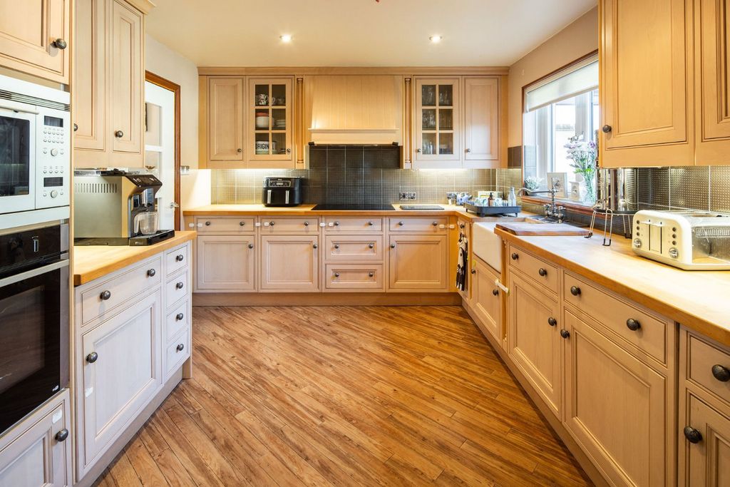 Property photo 3 of 25 Kitchen