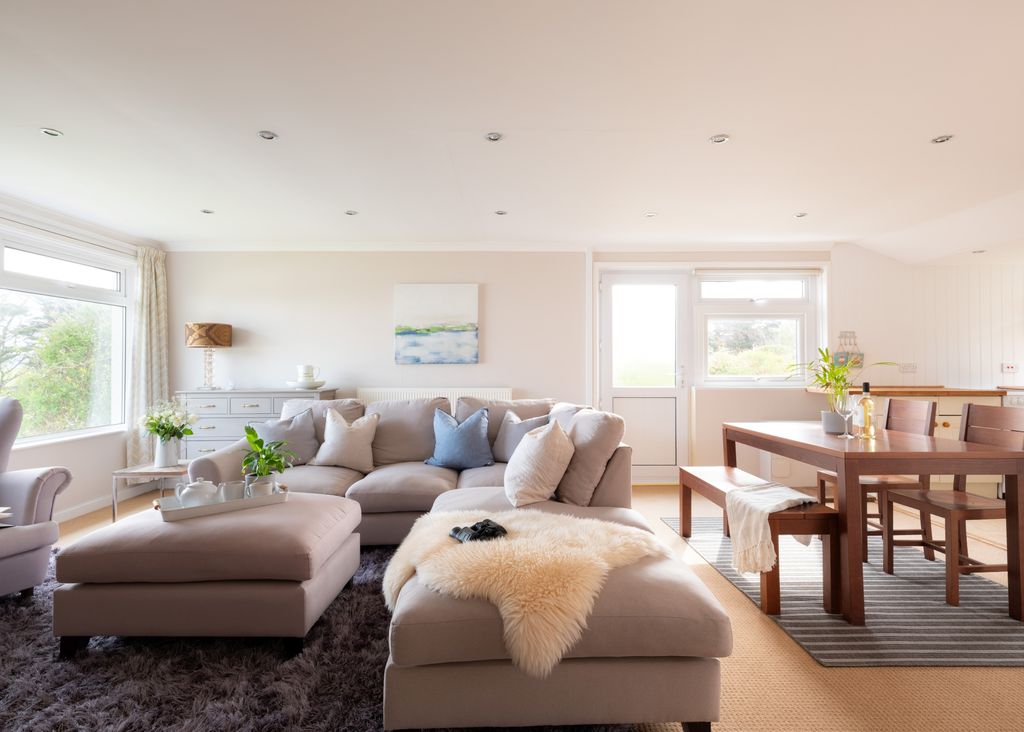 Property photo 3 of 12 6810A06De24Af_Wentworth Close 2-16