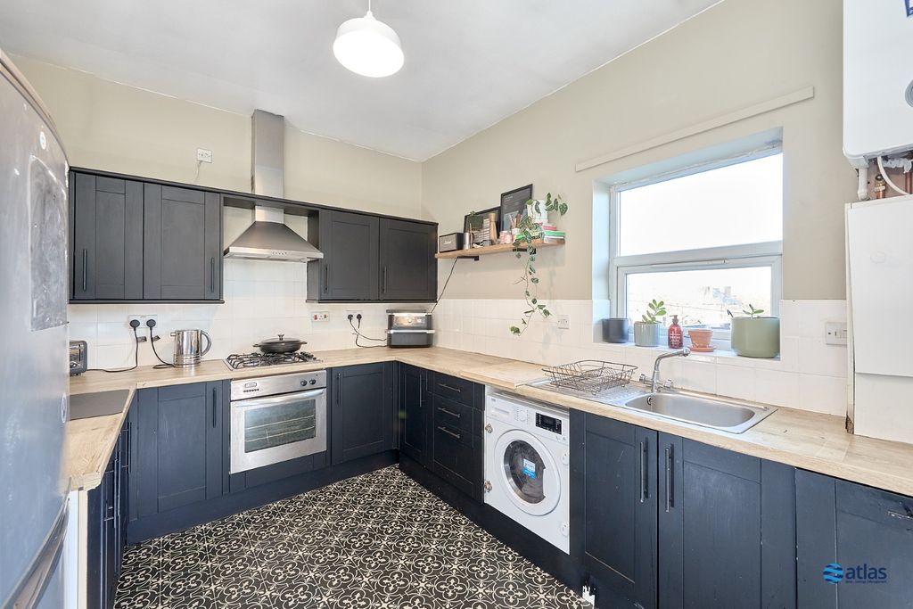 Property photo 2 of 11 Kitchen