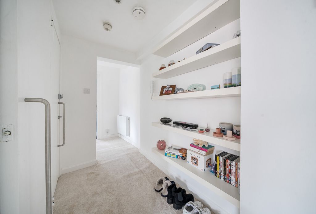 Property photo 3 of 16 1409734-16-698474...