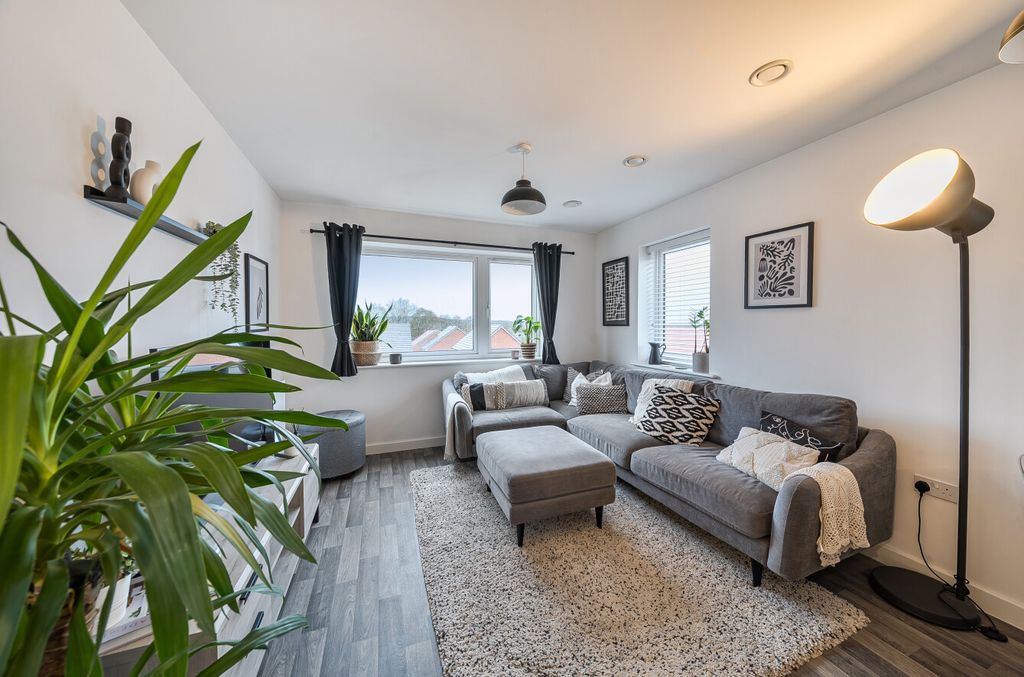 Property photo 2 of 8 1381681-10-691d9c...