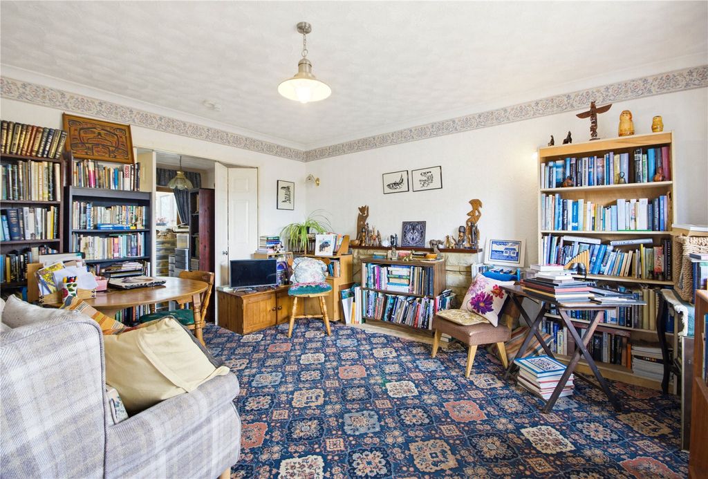 Property photo 2 of 19 Lounge