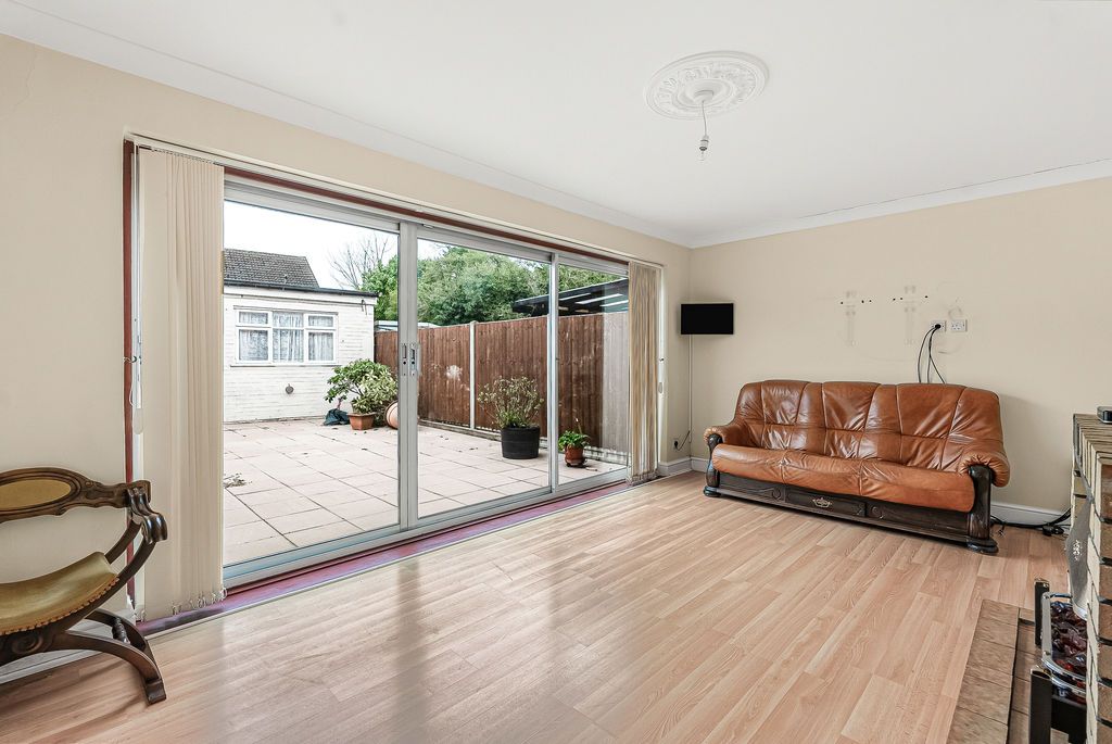 Property photo 3 of 18 Lounge