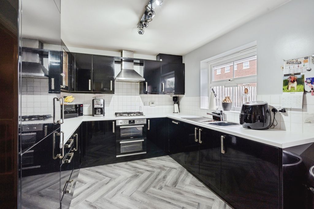 Property photo 3 of 19 Pbox-Img.Jpg