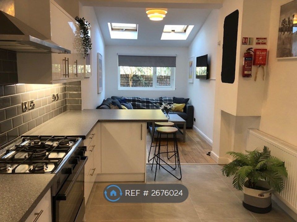 Property photo 1 of 4 Spacious Kitchen/Dining Area With Communal Seating