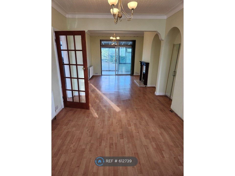 Property photo 3 of 14 27 Feet Long Living Ding And Beyond The Sun Room