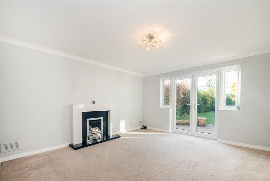 Property photo 3 of 27 Lounge